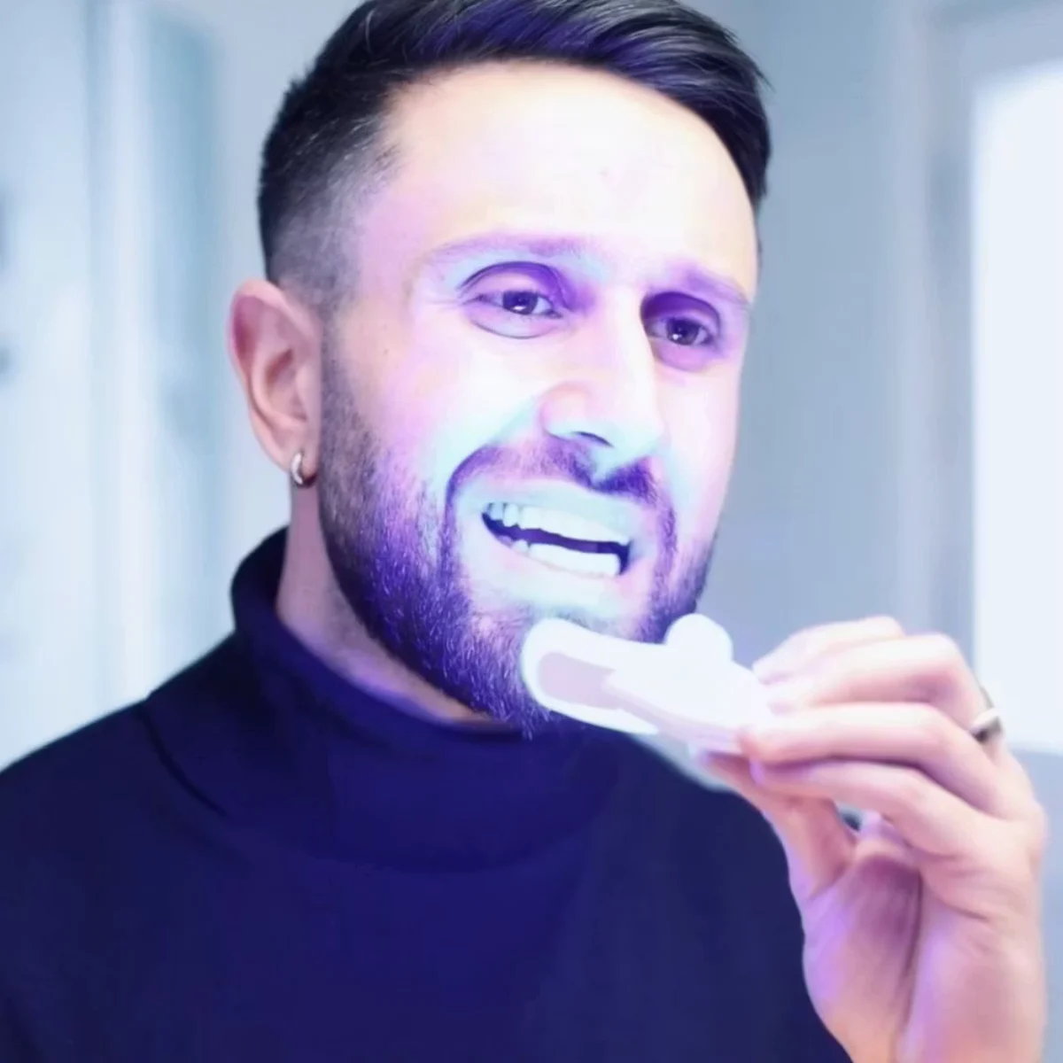 En man som använder LED-bettskenan