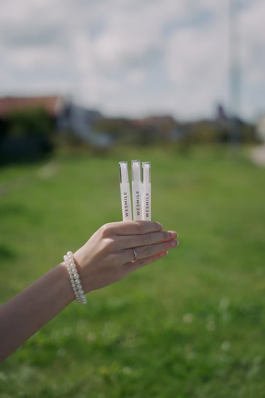 Tre gelpennor från refillen som hålls upp utomhus